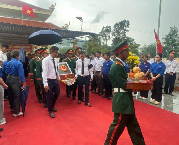 An táng 4 hài cốt liệt sĩ quy tập tại hang Đá Sập