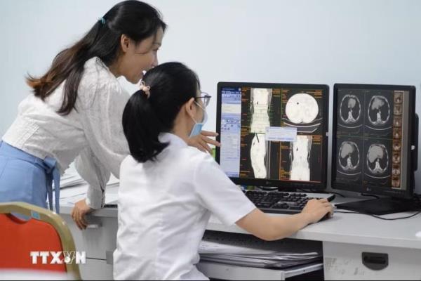 Điều trị hiệu quả ca ung thư phổi mang đồng thời hai đột biến gen hiếm gặp