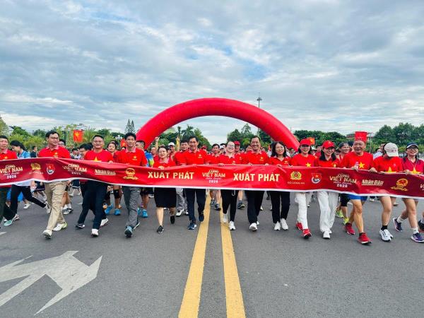 Hơn 2.000 cán bộ, chiến sĩ Công an Quảng Ngãi hưởng ứng Cùng Việt Nam tiến bước