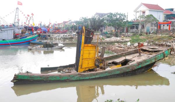 Nghĩa địa tàu cá trong âu thuyền