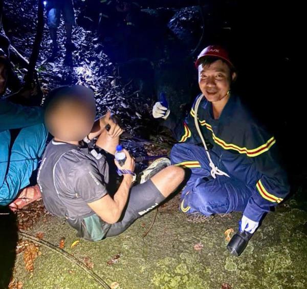 Xuyên đêm tìm người đi lạc trong rừng