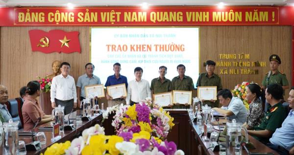 Khen thưởng 5 cá nhân dũng cảm cứu sống cháu bé đuối nước ở biển Bà Tình
