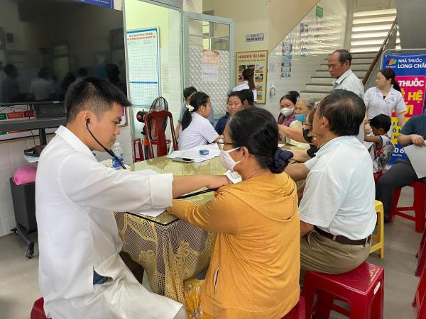 Liên Chiểu tổ chức khám sức khỏe định kỳ, sàng lọc miễn phí cho hơn 600 người dân