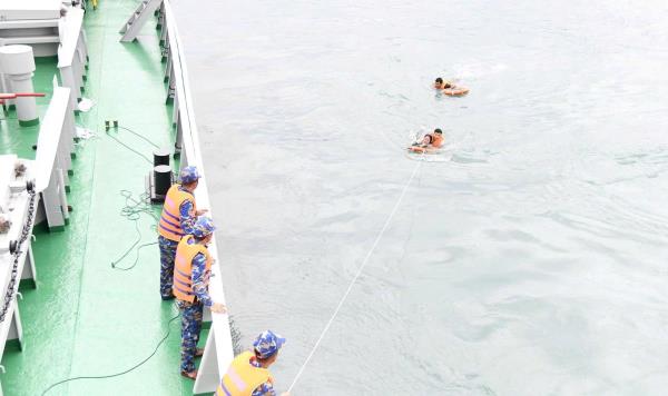 Cứu sống nạn nhân thứ hai trong vụ nhóm người bị sóng cuốn tại Mũi Nghê