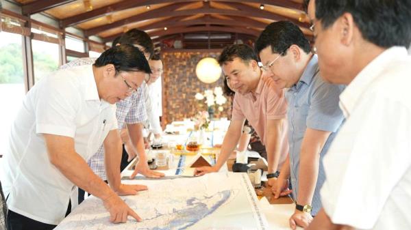 Huế nghiên cứu khai thác du lịch trên sông Hương gắn với thoát lũ