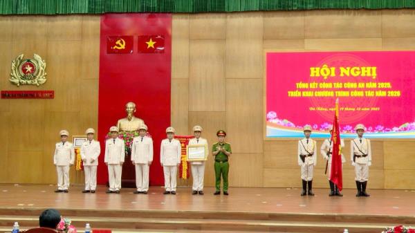 Trên mặt trận không tiếng súng