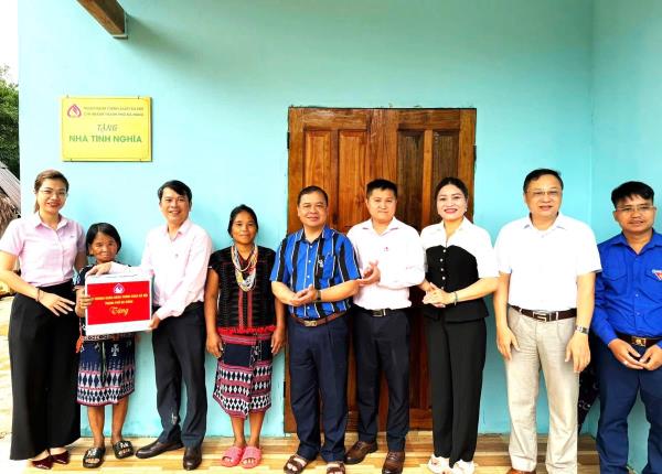 Tặng nhà tình nghĩa cho hộ gia đình có công với cách mạng
