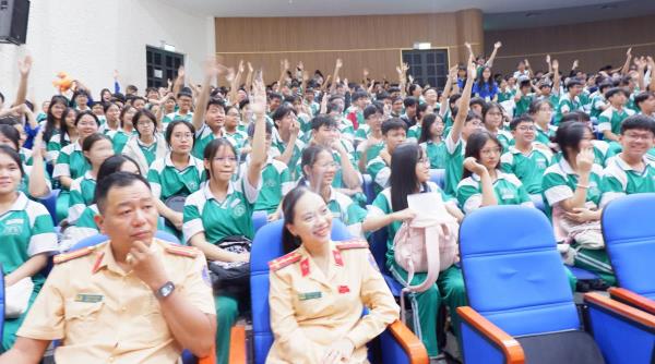 Sôi nổi buổi tuyên truyền điểm về an toàn giao thông cho hơn 1.000 học sinh Trường THPT Phan Châu Trinh