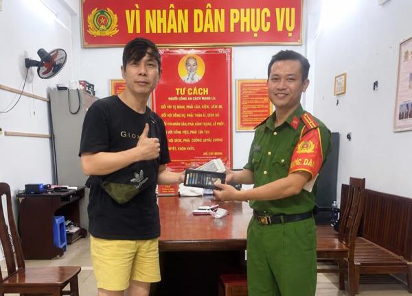 Xác minh, trao trả tài sản cho du khách nước ngoài