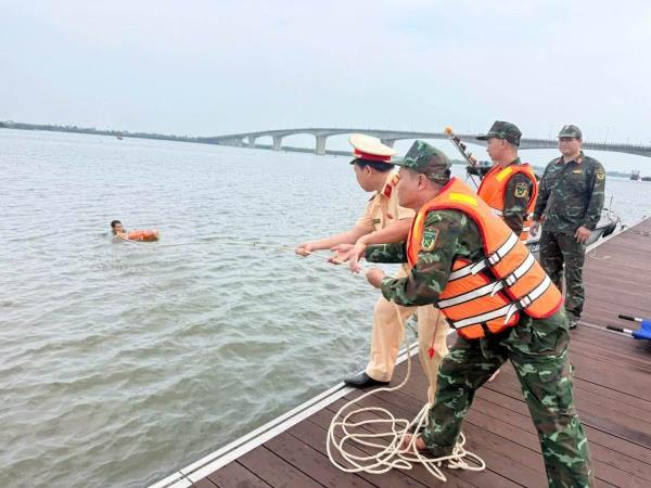 Gần 200 thành viên tập huấn phòng, chống thiên tai, tìm kiếm cứu nạn