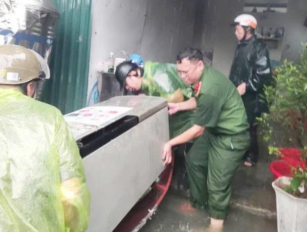 Mưa lũ dâng cao, lực lượng công an cơ sở chủ động ứng phó, hỗ trợ nhân dân