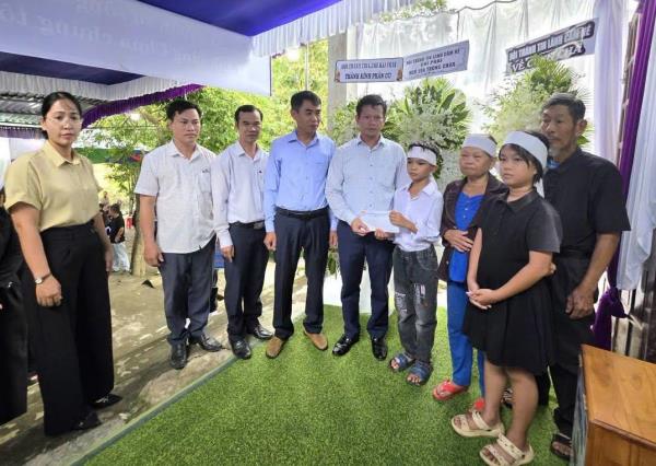 Người mẹ bị tai nạn qua đời, ba con thơ cần những vòng tay sẻ chia