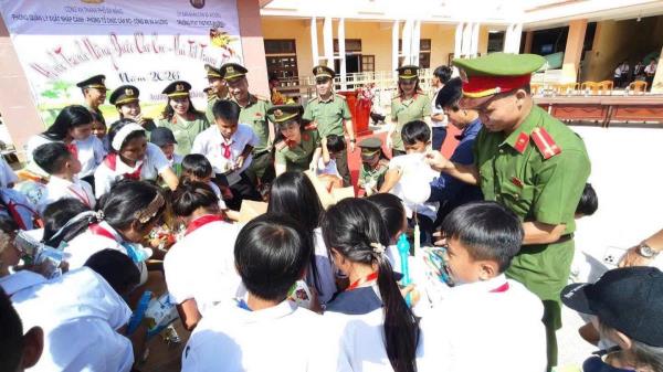 Mang Trung thu ấm áp đến với trẻ em vùng cao xã Avương