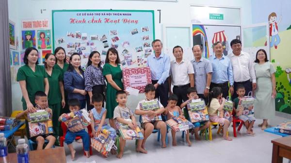 Lãnh đạo TP Đà Nẵng thăm, tặng quà Trung thu cho thiếu nhi có hoàn cảnh khó khăn