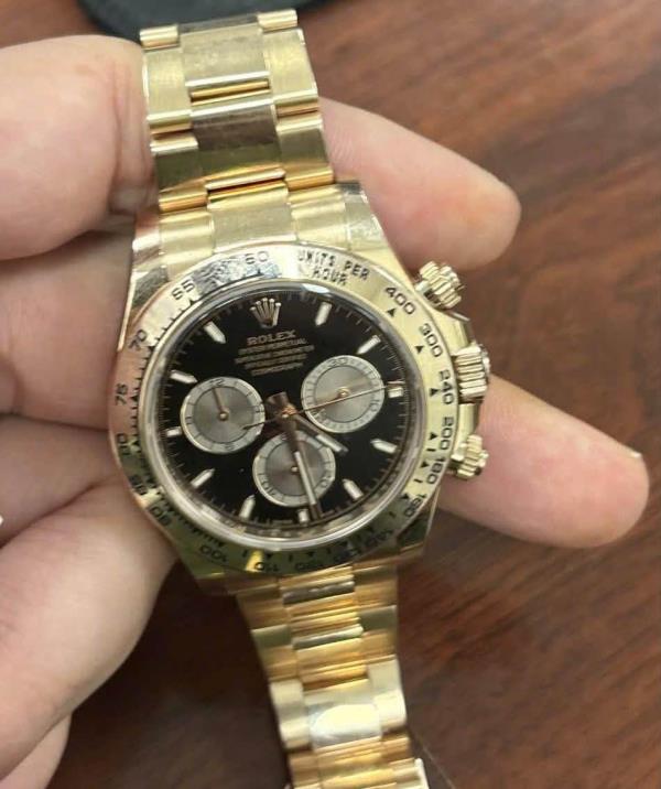 Công an cửa khẩu Cảng hàng không quốc tế Đà Nẵng tìm trả đồng hồ Rolex 1,6 tỷ đồng cho du khách
