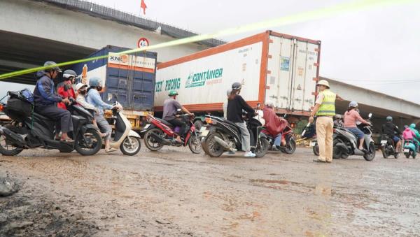 Đồng hành, tháo gỡ điểm ùn ứ tại cửa ngõ phía Tây