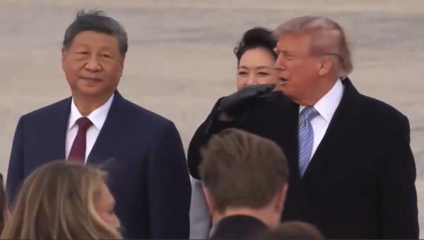 Biểu cảm trái ngược của ông Trump và ông Tập Cận Bình khi oanh tạc cơ B-1 lướt qua