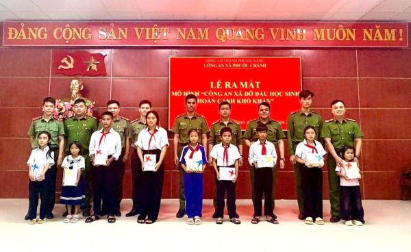 Công an xã Phước Chánh nhận đỡ đầu 9 học sinh Giẻ Triêng