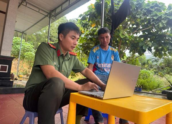 Đưa VNeID đến với người dân vùng cao