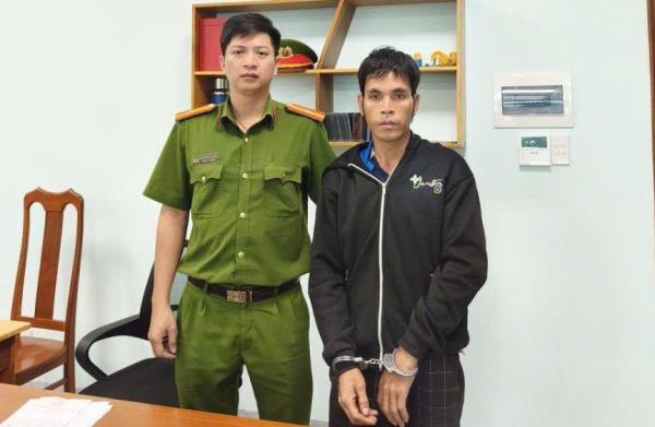 Tạm giữ hình sự đối tượng đổ xăng đốt cha ruột