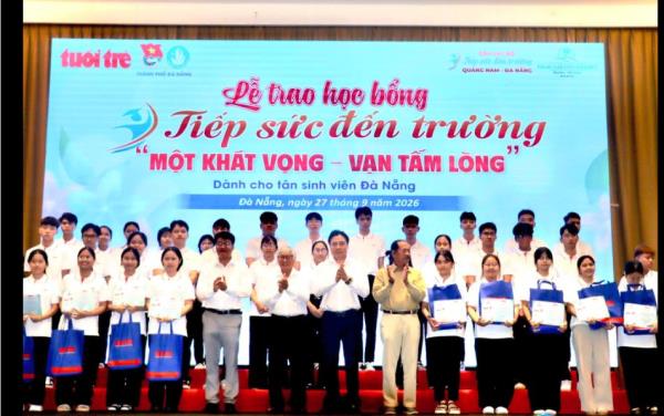 Trao học bổng Tiếp sức đến trường  cho tân sinh viên Đà Nẵng