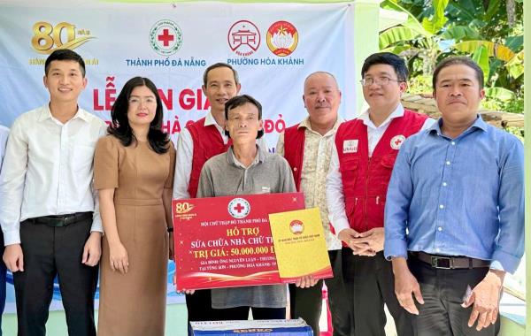 Bàn giao hai công trình sửa chữa nhà cho hộ nghèo, hộ chính sách