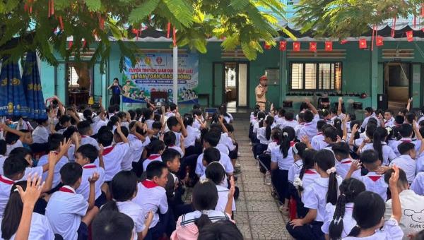 Nâng cao ý thức chấp hành pháp luật giao thông cho học sinh xã Bà Nà