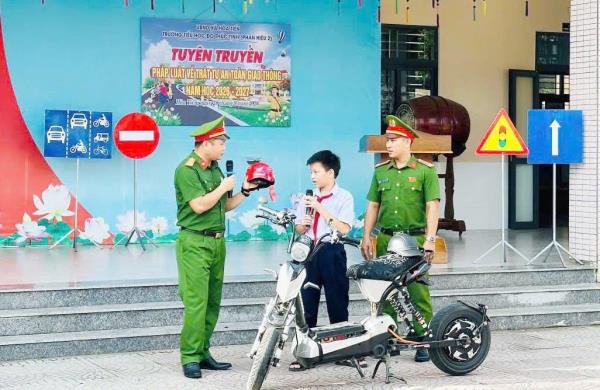 Công an xã Hòa Tiến phổ biến kiến thức về an toàn giao thông cho học sinh