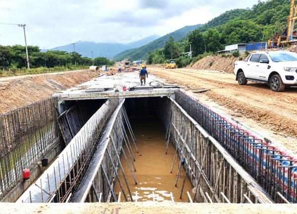 Đẩy nhanh tiến độ thi công tuyến đường kết nối cao tốc La Sơn - Túy Loan