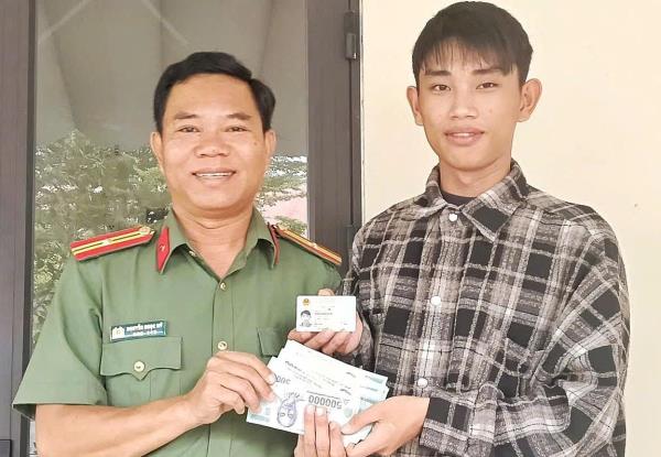 Trao trả tài sản cho người đánh rơi