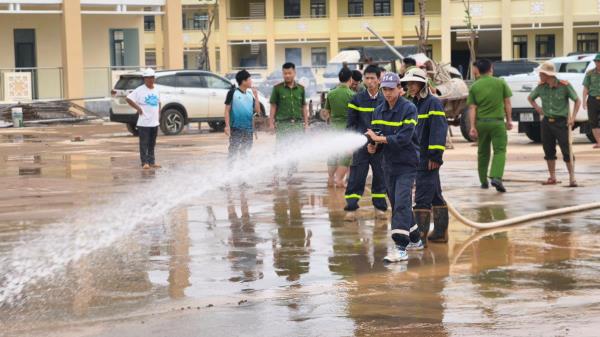Chung tay làm sạch trường mới, sẵn sàng đón học sinh vùng biên