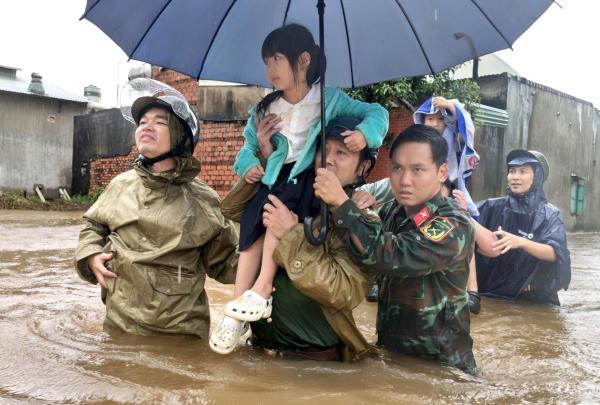 Công an phường Thống Nhất căng mình hỗ trợ dân vùng ngập