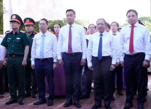 Trưởng Ban Tuyên giáo Trung ương Trịnh Văn Quyết dâng hương tưởng niệm cụ Huỳnh Thúc Kháng