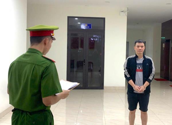 Khởi tố đối tượng chiếm đoạt 30 nghìn USD rồi bỏ trốn