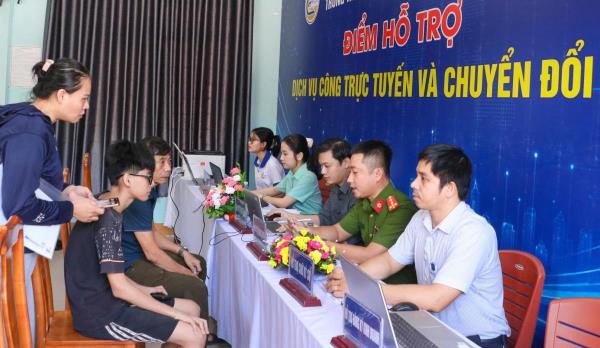 Triển khai thí điểm Điểm hỗ trợ dịch vụ công trực tuyến và chuyển đổi số tại khu dân cư