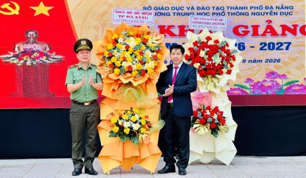 Thiếu tướng Nguyễn Hữu Hợp dự khai giảng tại trường THPT Nguyễn Dục