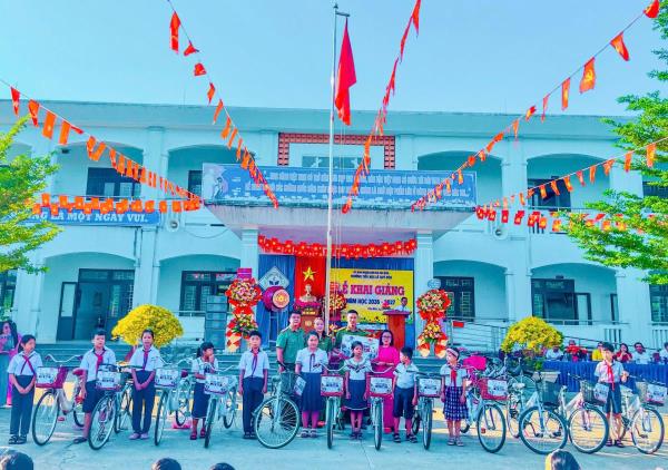 Công an Đồng hành cùng em đến trường trong ngày khai giảng