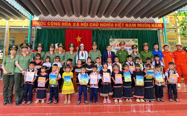 Công an Quảng Ngãi tiếp sức học sinh vùng biên Dục Nông