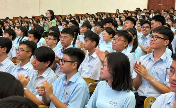 Trường THPT chuyên Lê Quý Đôn hân hoan đón gần 400 học sinh lớp 10 nhập học