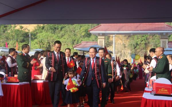 Phó Thủ tướng Chính phủ Lê Tiến Châu dự Lễ Khai giảng năm học mới tại nơi phên dậu phía Tây thành phố Đà Nẵng