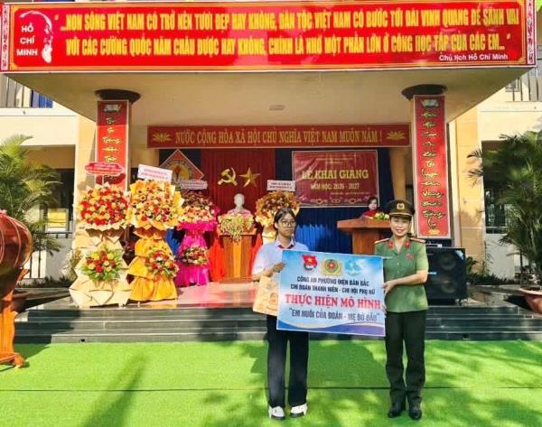 Dấu ấn Em nuôi của Đoàn – Mẹ đỡ đầu dịp khai giảng