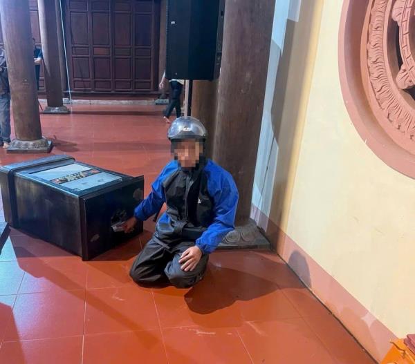 Vào chùa trộm tiền công đức