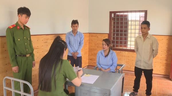 Nhóm ma cô chăn dắt bắt các cô gái viết giấy nợ rồi đưa vào quán karaoke