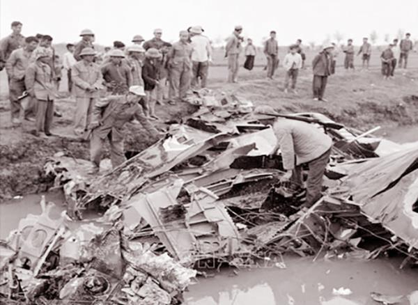 Thủ đoạn viết lại lịch sử, làm sai lệch chiến thắng Điện Biên Phủ trên không