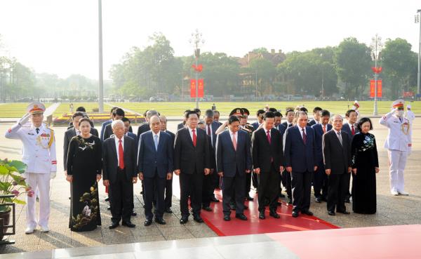 Lãnh đạo Đảng, Nhà nước và Bộ Công an vào Lăng viếng Chủ tịch Hồ Chí Minh