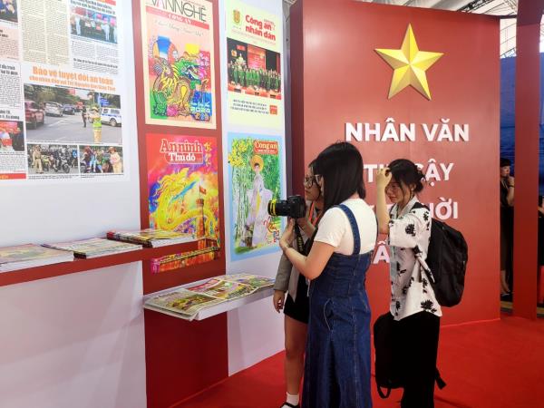 Báo chí CAND thu hút sự quan tâm của độc giả tại Hội báo toàn quốc