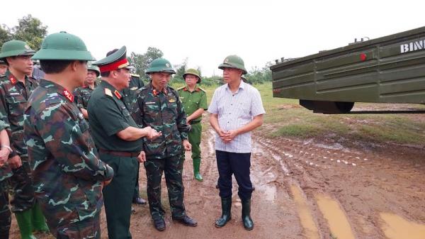 Lực lượng Công an, Quân đội xuyên đêm dầm mưa chuẩn bị phương án lắp cầu phao thay thế cầu Phong Châu
