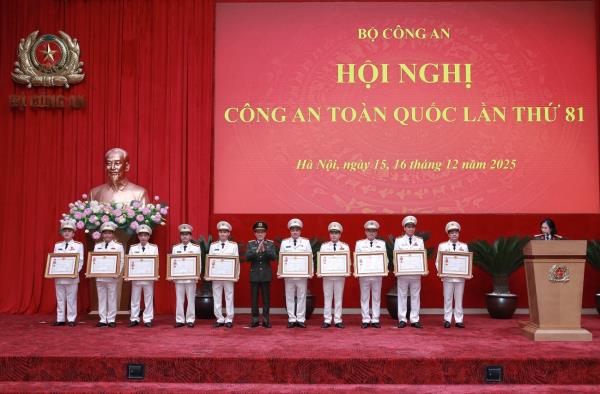 Trao tặng Huân chương, danh hiệu Chiến sĩ thi đua toàn quốc, Cờ thi đua của Chính phủ và Bộ Công an