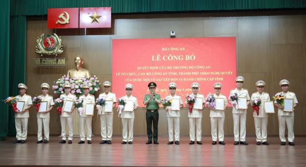 Bộ Công an công bố các Quyết định về tổ chức, cán bộ Công an tỉnh, thành phố