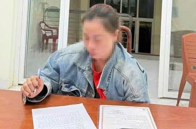 Bạo hành con để dằn mặt chồng hờ